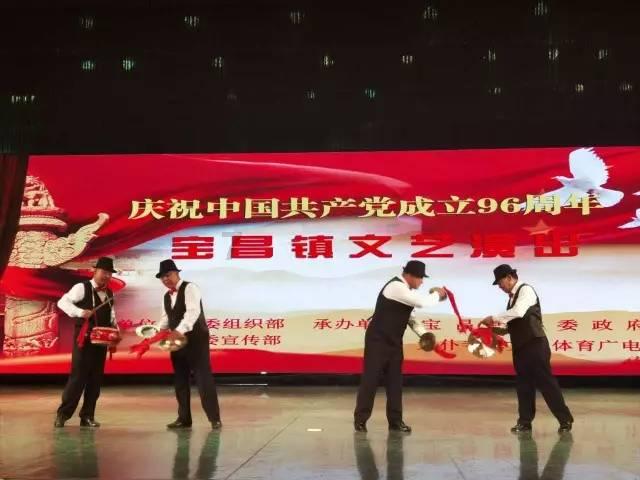 双栏word插入横跨两栏的图片怎么办